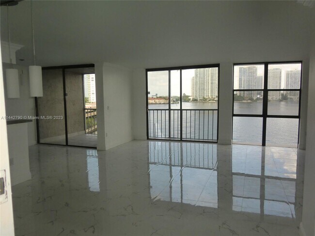 Foto del edificio - 17500 N Bay Rd