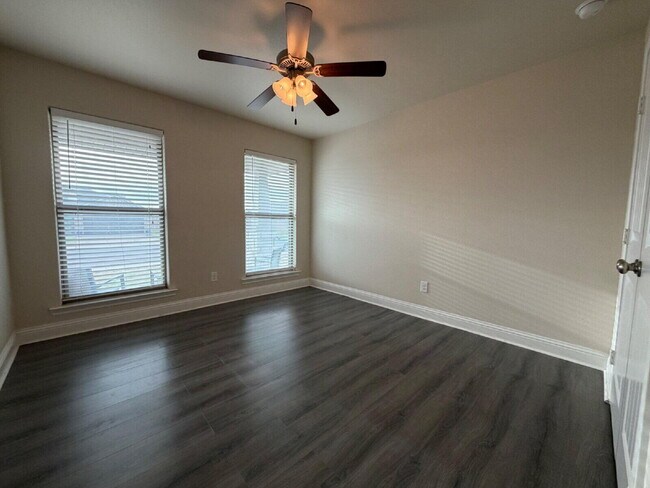 Foto del edificio - 9706 Ross Avenue