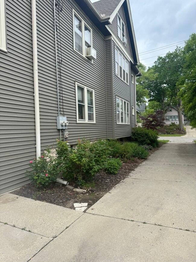Long drive that accommodates 5 cars off street - 6821 W Lloyd St