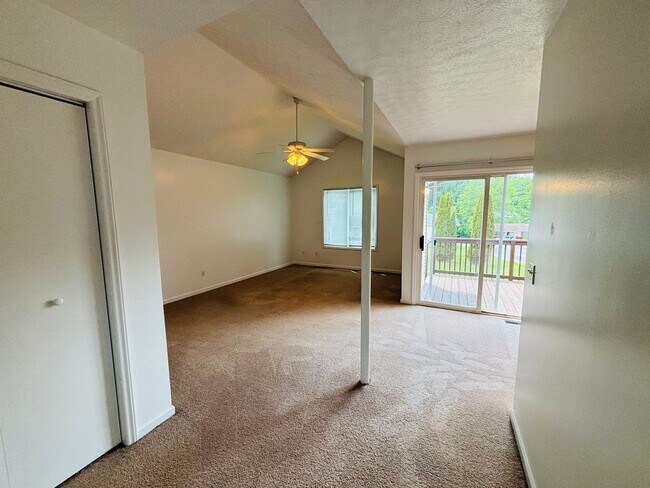 Building Photo - 1152DM - 1425/1427 Sandy Circle- M