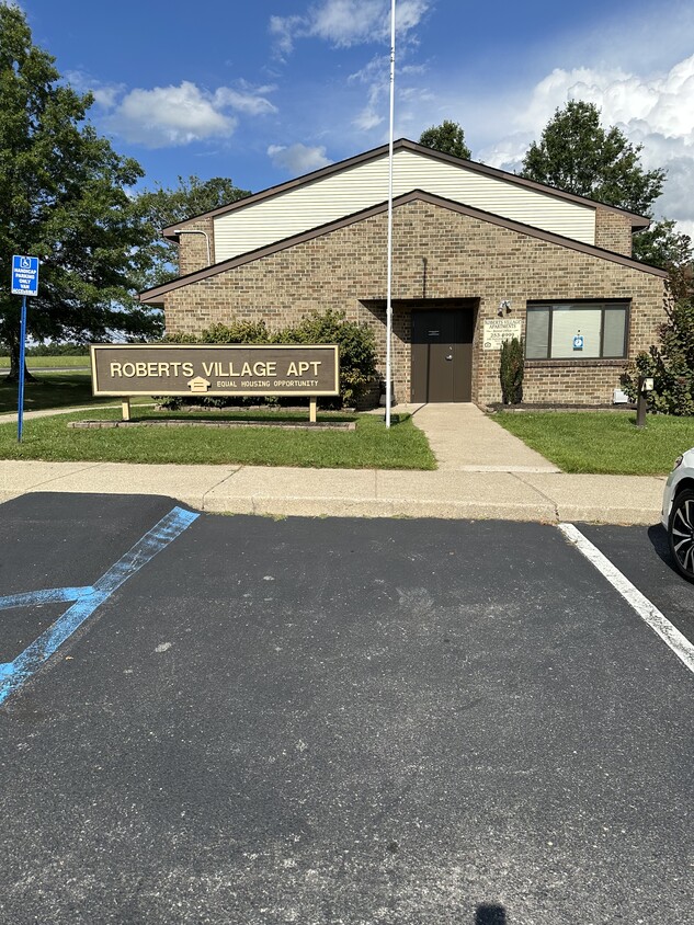 Foto del edificio - Roberts Village Apartments