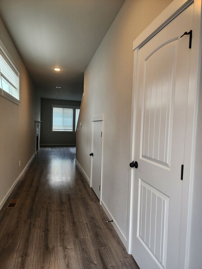 Building Photo - Newer Three Bedroom Home in Serene Setting