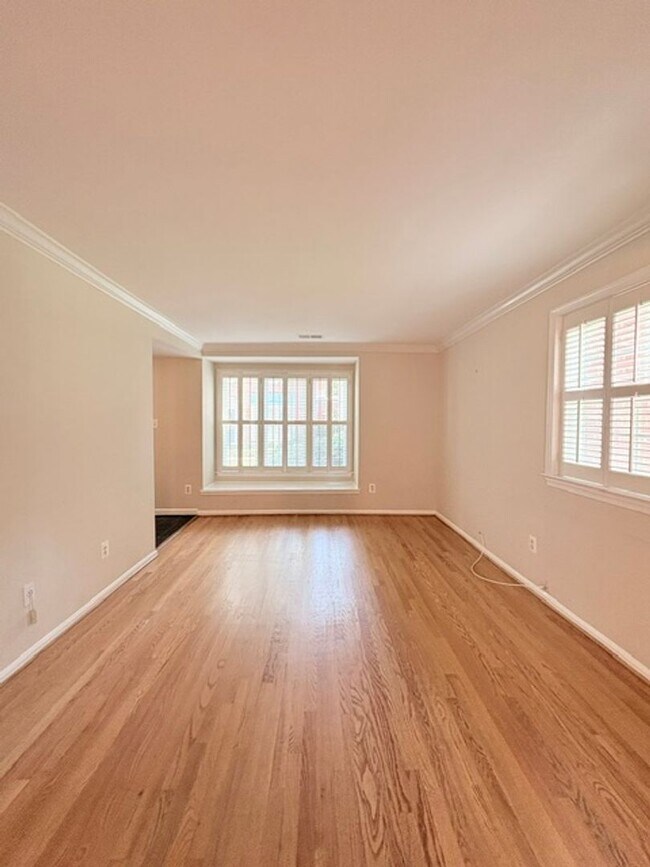 Building Photo - Fabulous Sun Splashed 3 BR, 2.5 BA Townhome in Kenwood Forest!