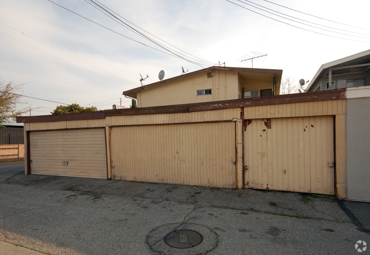 Building Photo - 10905 Pioneer Blvd