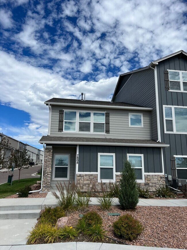 Building Photo - Newer 3bd Townhome End Unit. Super Clean a...