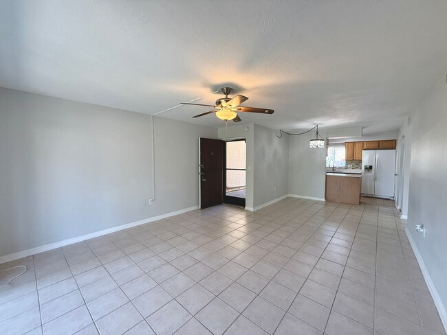 Building Photo - Close to Downtown Sarasota - 2/1 Condo - I...