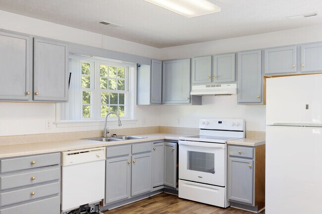 Building Photo - Lovely 2Bd/1.5Bth End Unit TH in quiet nei...