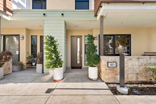 Entry - 1651 Topanga