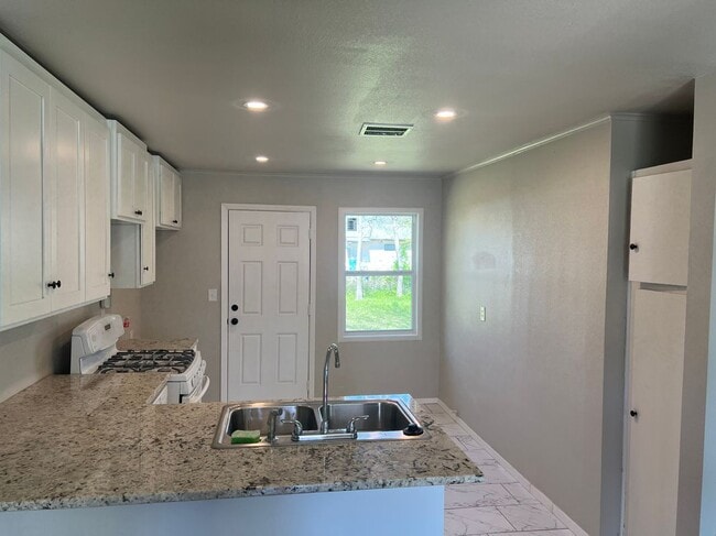 Building Photo - 727 E 33rd St N