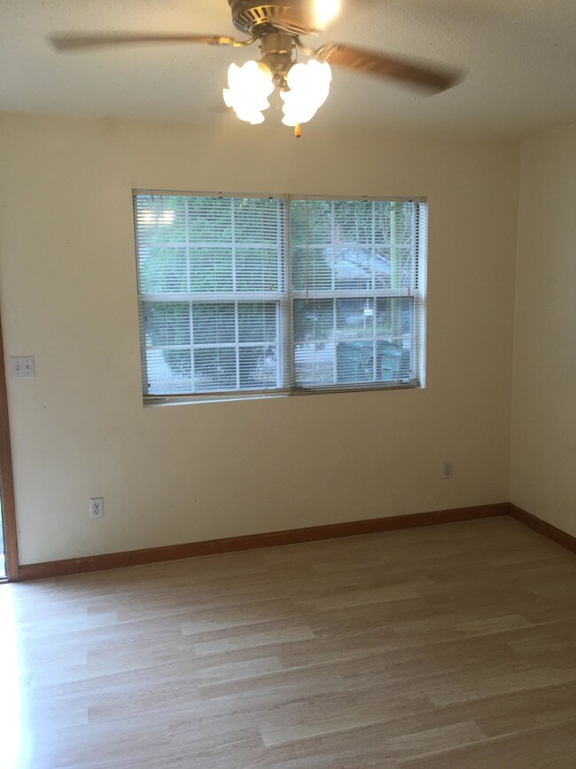 185 N 7th St, DeFuniak Springs, FL 32433 Townhome Rentals in DeFuniak