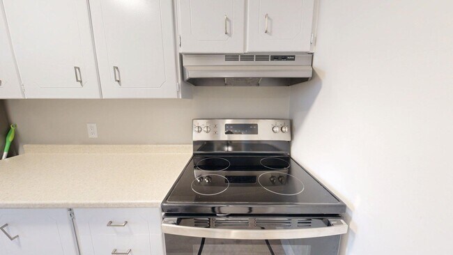 Building Photo - RENOVATED TWO BEDROOM UNIT WITH UNDERGROUN...