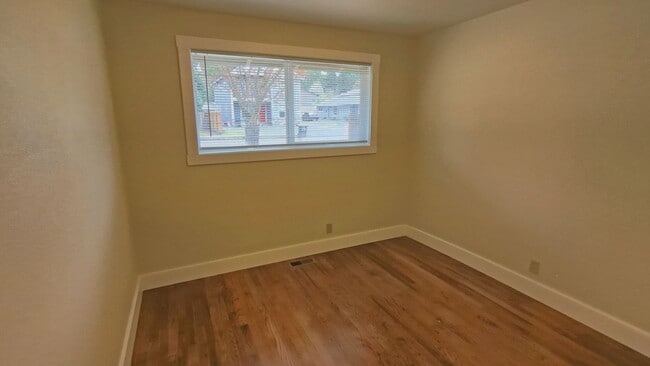 Building Photo - 2 bedroom 1 bath single level duplex