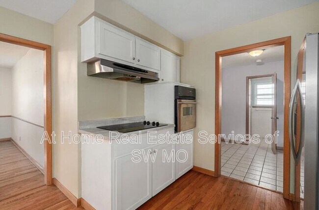 Building Photo - 833 W Riverside St