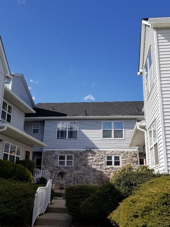 Building Photo - 319 Ventnor Ct