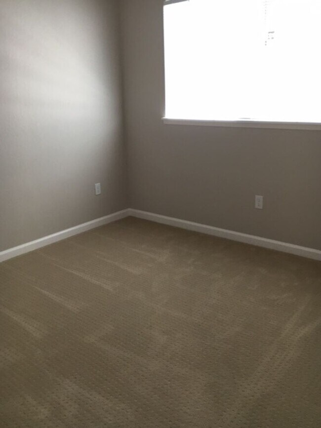 Foto del edificio - Beautiful 2 Bedroom/1 bath apartment - Upper Floor Unit