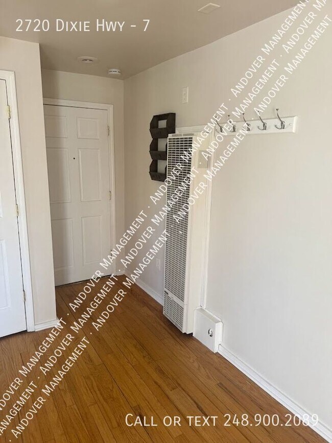 Building Photo - Silver Lake Apartments - Efficient Unit