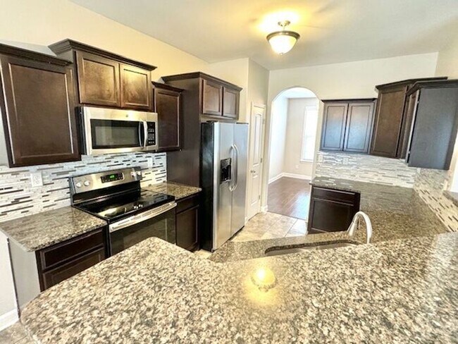 Foto del edificio - Now Leasing A Spacious 4 Bedroom 2.5 Bath ...