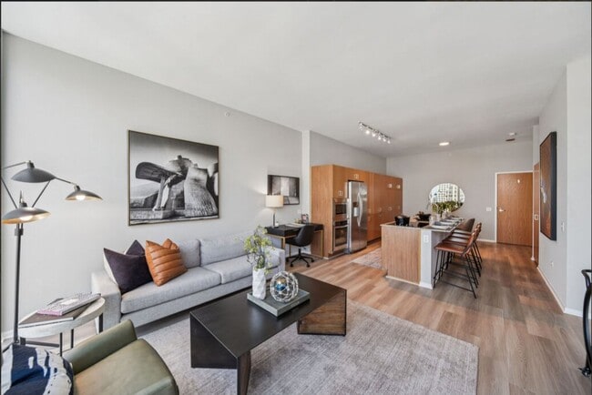 Photo - 198 E Illinois St Apartment