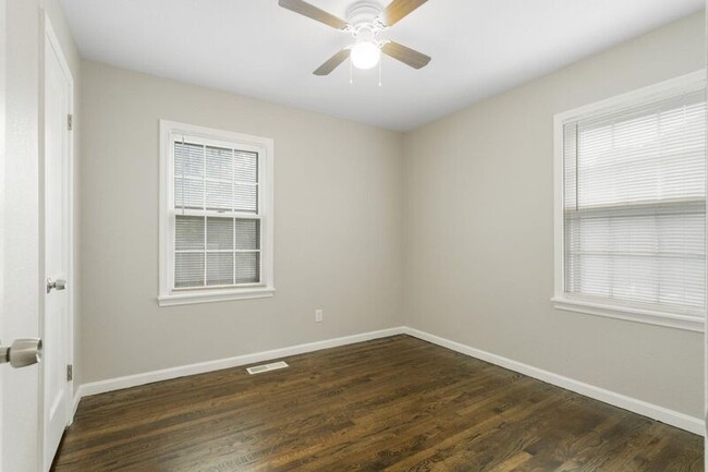 Building Photo - 3209 S Knoxville Ave