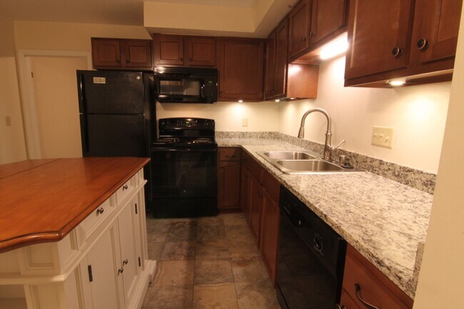Building Photo - 853 Thackeray Trl