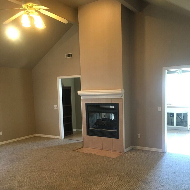 Foto del edificio - PRE-LEASING FOR AUG 10TH MOVE-IN! - 4 BED/2BATH HOUSE