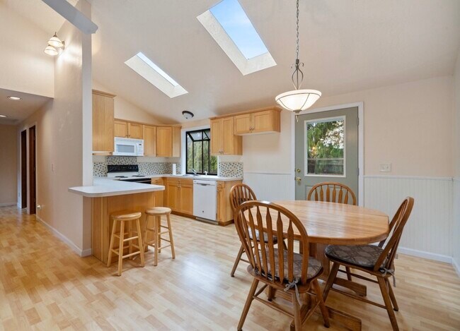 Building Photo - 1233 Nehalem Ave