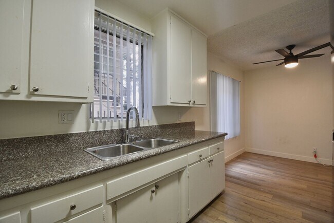 Foto del edificio - 5734 Hazeltine Ave