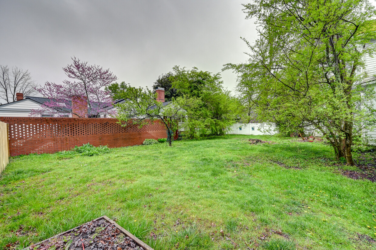 Fenced yard - 1011 5th Ave W