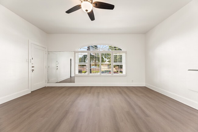 Foto del edificio - 6250 S Van Ness Ave