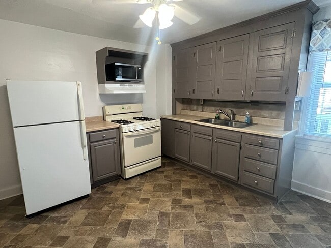 Building Photo - 1221 E Philadelphia St