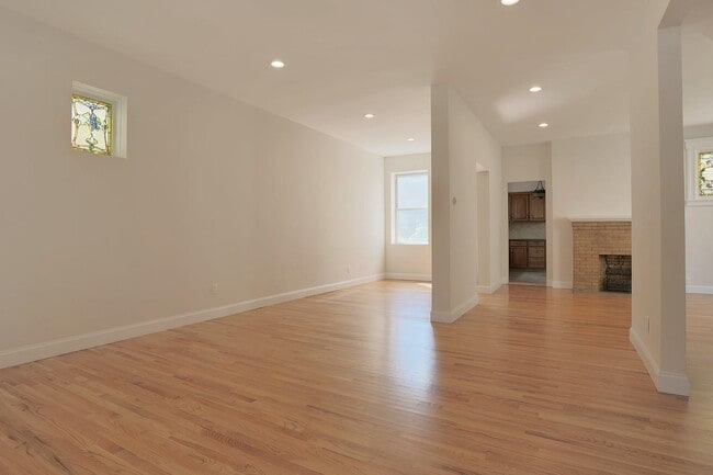 Building Photo - 121-123 Hauxhurst Ave