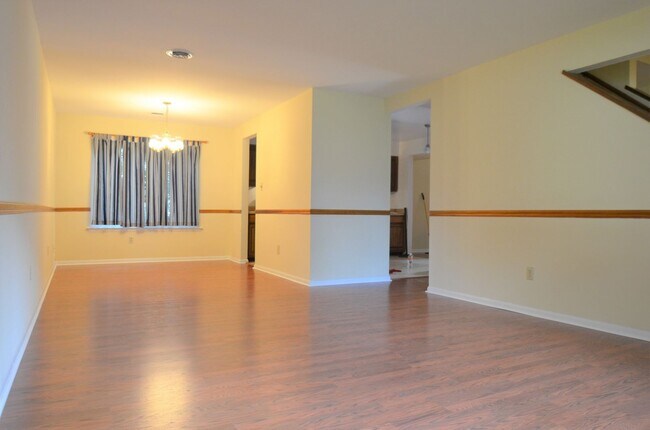 Building Photo - Spacious Yorktown Gem with New Flooring & ...
