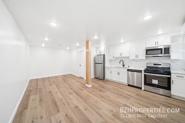 Building Photo - 1027 1/2 N Gardner St-