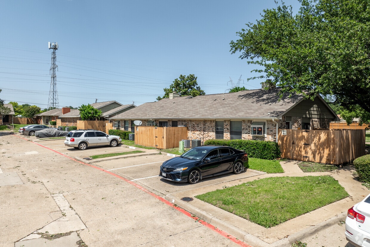 Building Photo - Springwood Creek Condominiums
