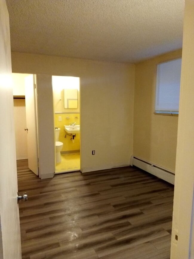 Building Photo - 1 bed, 1 Bath, Aug Special $400 credit Great Location off Joliet and 17th