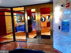 Foto del edificio - 7111 Woodmont Ave
