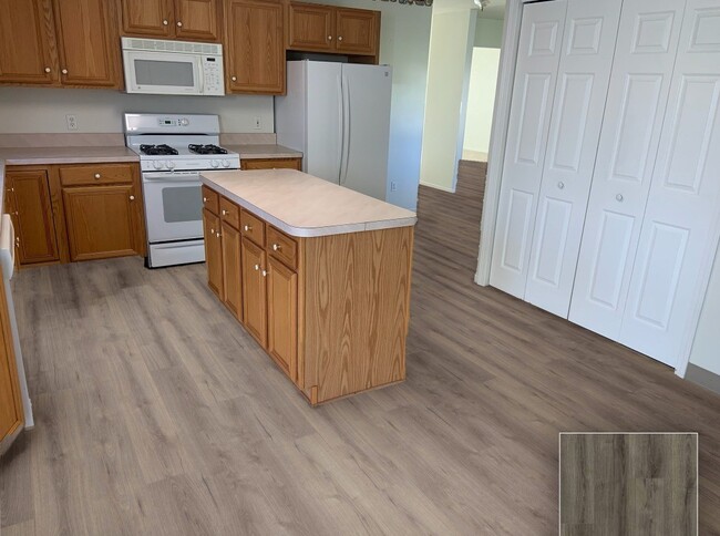 Kitchen - 6909 Campbell Blvd