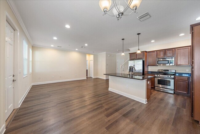 Foto del edificio - Annual 3 bed/3 bath townhouse with 2 car g...