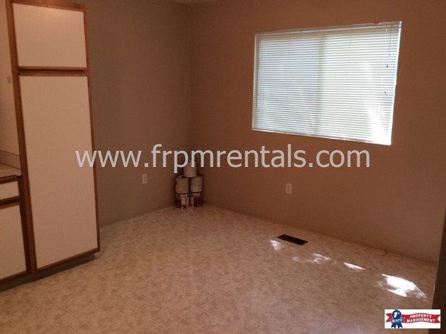 Building Photo - Nice 2 Bed/1 Bath Lower Level Apartment