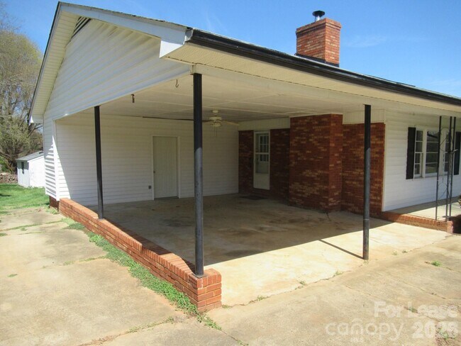 Foto del edificio - 1330 Davis Rd