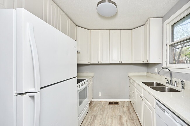 Building Photo - Special: 3+BR, 2BA duplex $300 off for a lease starting 3/1/26 or sooner Please do not apply with...