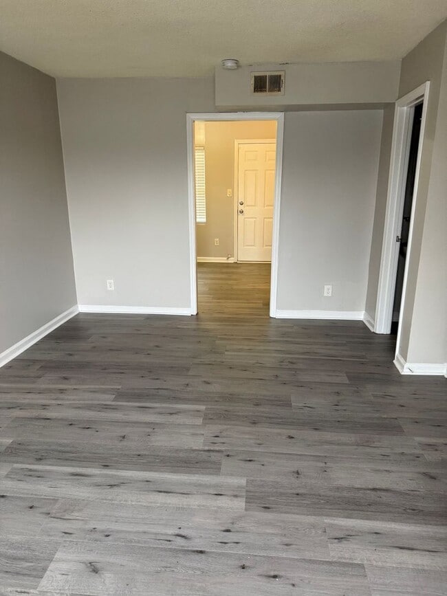 Building Photo - 2 bedroom 1.5 bathroom townhouse