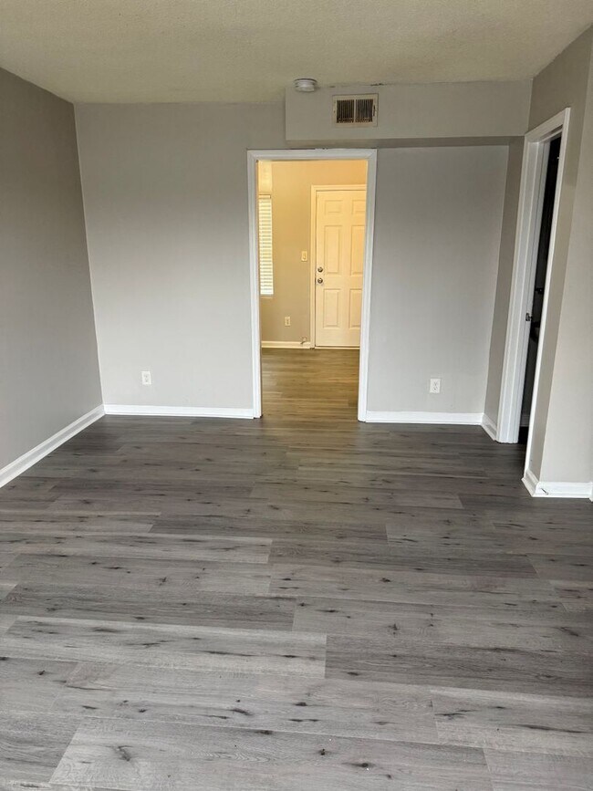 Foto del edificio - 2 bedroom 1.5 bathroom townhouse