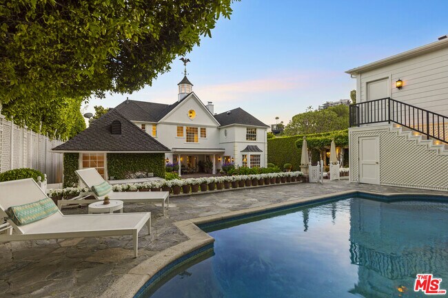 Foto del edificio - 1401 N Doheny Dr