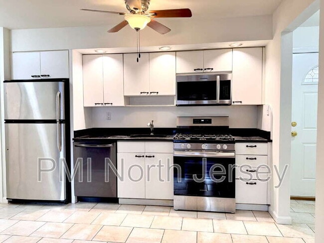 Foto del edificio - 9051 Palisade Ave