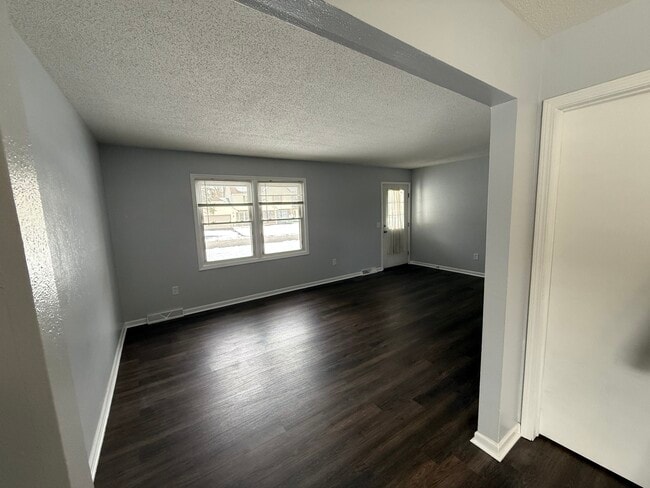 Foto del edificio - 6755 Woodlake Dr