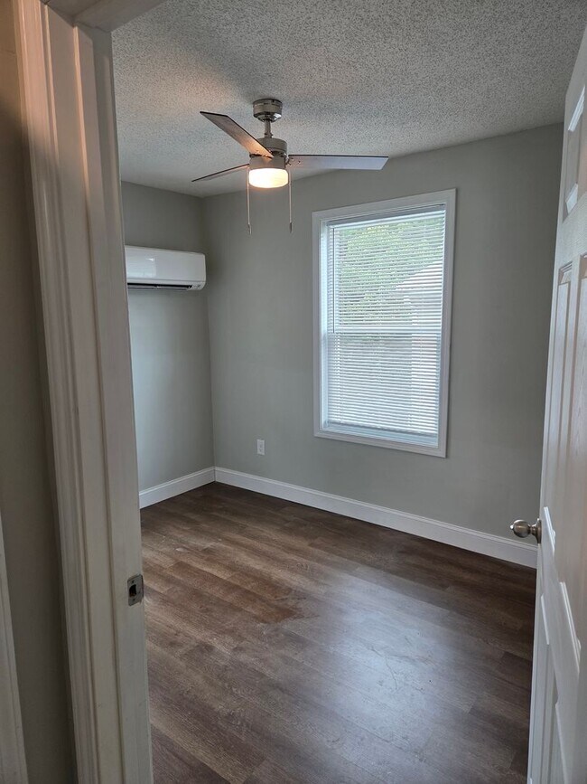 Foto del edificio - 1744 Granby Rd