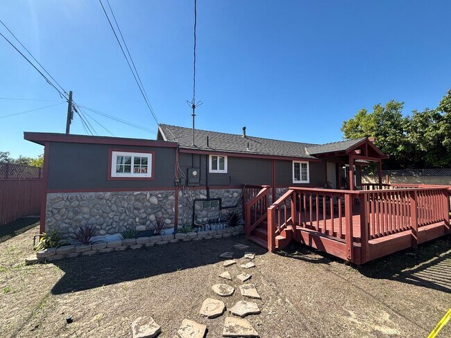 Foto del edificio - Completed remodeled stand alone 2 Bedroom ...