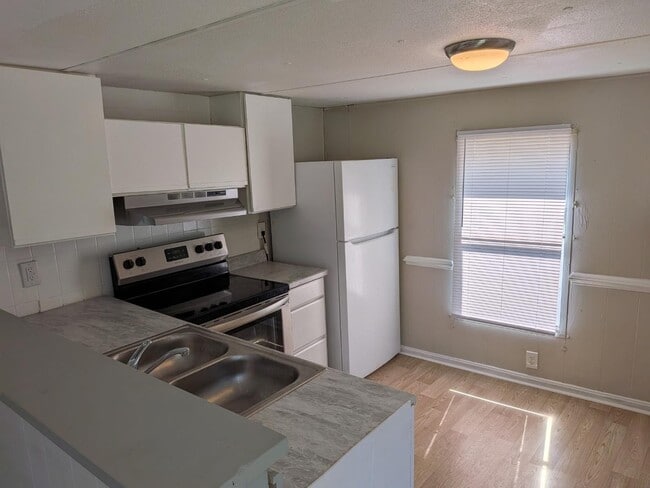 Building Photo - 2400 Oaklawn Blvd