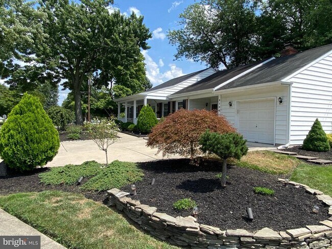 Building Photo - 2100 Chestnut Ln